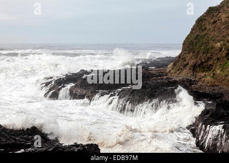 Stürmischer See Pfund in des Teufels Butterfass und Cape Perpetua' Küste südlich von Ruhestand entlang der malerischen Oregon Coast Highway. Stockfoto