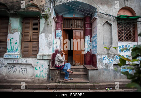 Calcutta, Indian state West Bengal. 4. Januar 2015. Ein Alter Mann raucht in einer Gasse in Kalkutta, Hauptstadt des östlichen indischen Bundesstaat Westbengalen, 4. Januar 2015. © Tumpa Mondal/Xinhua/Alamy Live-Nachrichten Stockfoto