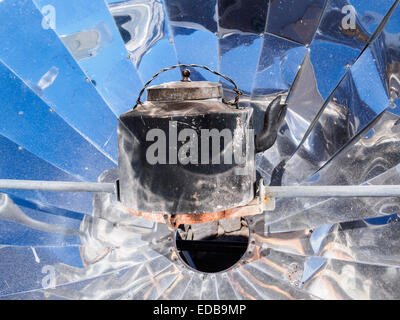 Mit einem Solarkocher zum Kochen von Wasser in das Khumbu-Tal, Nepal Stockfoto