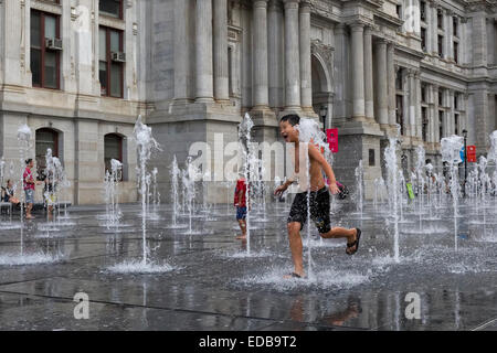 Kinder spielen im Brunnen vor der City Hall, Philadelphia, Pennsylvania Stockfoto