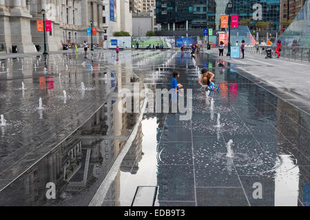 Kinder spielen im Brunnen vor der City Hall, Philadelphia, Pennsylvania Stockfoto