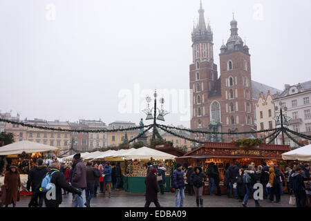 Weihnachtsmarkt und Basilika St. Marie, Marktplatz, Krakau, Polen Stockfoto