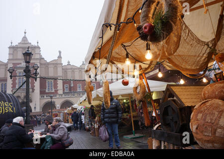 Weihnachtsmarkt vor Stoffmarkt Gebäude, Marktplatz, Krakau, Polen Stockfoto