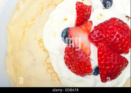 Krepp Pfannkuchen-Kuchen mit Sahne und Erdbeeren an der Spitze Stockfoto