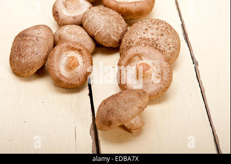 frische Shiitake-Pilze auf einem rustikalen Holztisch Stockfoto