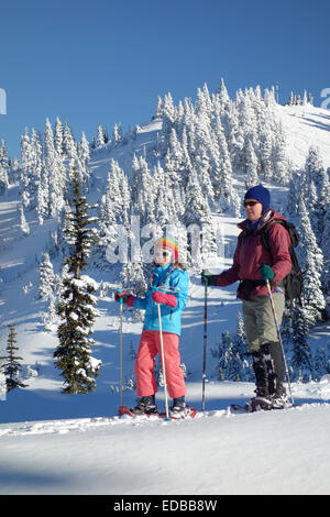 Mutter und Tochter, Schneeschuhwandern, Hurricane Ridge, Clallam County, Olympic Nationalpark, Washington, USA Stockfoto