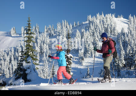 Mutter und Tochter, Schneeschuhwandern, Hurricane Ridge, Clallam County, Olympic Nationalpark, Washington, USA Stockfoto