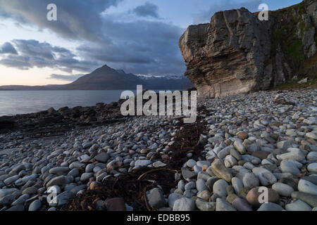 Ein Blick über Loch Scavaig in Richtung der Cuilin Hügel von Elgol, Isle Of Skye, Schottland Stockfoto