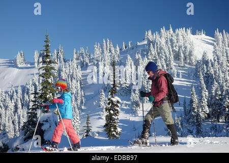 Mutter und Tochter, Schneeschuhwandern, Hurricane Ridge, Clallam County, Olympic Nationalpark, Washington, USA Stockfoto