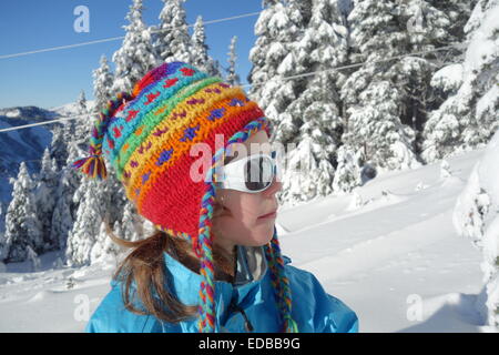 Mädchen in verschneiten Bergen, Hurricane Ridge, Clallam County, Olympic Nationalpark, Washington, USA Stockfoto