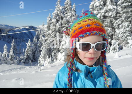 Mädchen in verschneiten Bergen, Hurricane Ridge, Clallam County, Olympic Nationalpark, Washington, USA Stockfoto