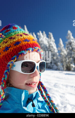 Mädchen in verschneiten Bergen, Hurricane Ridge, Clallam County, Olympic Nationalpark, Washington, USA Stockfoto