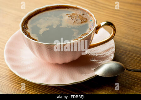 Tasse Kaffee auf Holztisch Stockfoto