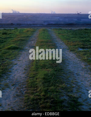 Feldweg, Garzweiler II Tagebau Braunkohle Bergwerk, North Rhine-Westphalia, Germany Stockfoto