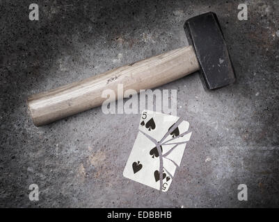 Hammer mit einer gebrochenen Karte, Vintage-Look, fünf Pik Stockfoto