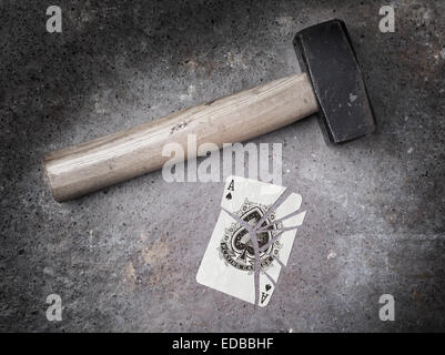 Hammer mit einem gebrochenen Karte, Vintage-Look, Pik-As Stockfoto