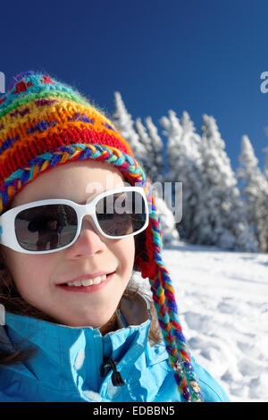 Mädchen in verschneiten Bergen, Hurricane Ridge, Clallam County, Olympic Nationalpark, Washington, USA Stockfoto