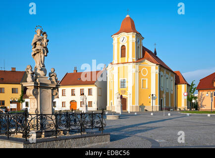 Skulptur der Madonna mit dem Jesuskind und die Kirche des Hl. Bartholomäus, Veseli nad Moravou, Hodonin Bezirk Stockfoto