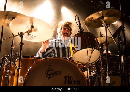 Mario Goossens, Schlagzeuger der belgische Rockband Triggerfinger, Leben in der Schüür, Luzern, Schweiz Stockfoto