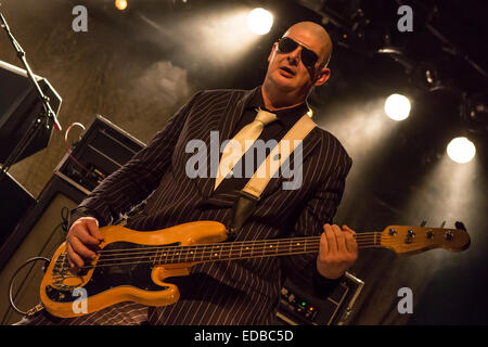 Paul Van Bruystegem, Bassist der belgische Rockband Triggerfinger, Leben in der Schüür, Luzern, Schweiz Stockfoto