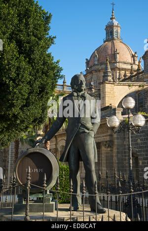 Statue, Manuel Maria Gonzalez, Gründer der Sherry-Bodegas Gonzalez Bypass und Tio Pepe, die Kathedrale auf der Rückseite Stockfoto