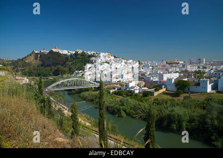 Blick über den Rio Guadalete auf die alte Stadt von Arcos De La Frontera, Andalusien, Spanien Stockfoto