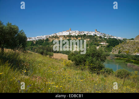 Blick über den Rio Guadalete auf die alte Stadt von Arcos De La Frontera, Andalusien, Spanien Stockfoto