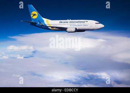 Ukraine International Airlines, Boeing 737-500 im Flug Stockfoto