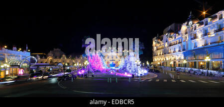 Ort der Monte-Carlo Casino mit Casino, Hotel de Paris und der Café de Paris zur Weihnachtszeit mit beleuchteten Weihnachten Stockfoto