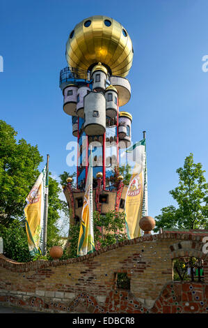 Kuchlbauer Turm, der auch Hundertwasser Turm von Friedensreich Hundertwasser und Peter Pelikan im Biergarten von der Kuchlbauer Stockfoto