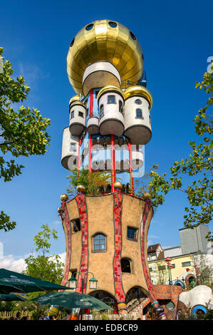 Kuchlbauer Turm, der auch Hundertwasser Turm von Friedensreich Hundertwasser und Peter Pelikan im Biergarten von der Kuchlbauer Stockfoto