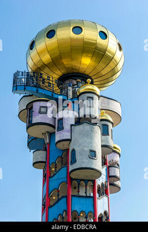 Kuchlbauer Turm, der auch Hundertwasser Turm von Friedensreich Hundertwasser und Peter Pelikan im Biergarten von der Kuchlbauer Stockfoto