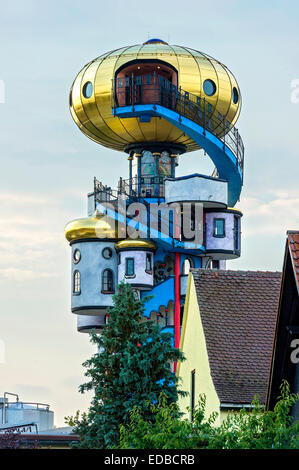 Kuchlbauer Turm, der auch Hundertwasser Turm von Friedensreich Hundertwasser und Peter Pelikan im Biergarten von der Kuchlbauer Stockfoto