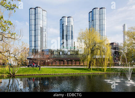 Gespiegelt Glastürmen, friesische Sudhaus, Jever, Friesland, Niedersachsen, Deutschland Stockfoto