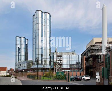 Gespiegelt Glastürmen, friesische Sudhaus, Jever, Friesland, Niedersachsen, Deutschland Stockfoto