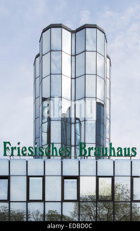 Gespiegelt Glastürmen, friesische Sudhaus, Jever, Friesland, Niedersachsen, Deutschland Stockfoto