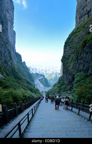 Blick von Heaven's Gate auf der langen Treppe, 900 Stufen Tianmen Höhle, der weltweit größte Naturwasser erodierten Höhle Stockfoto