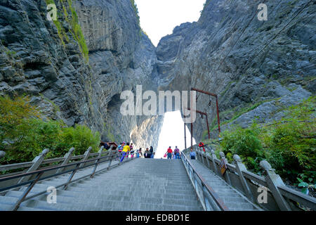 Steile Treppe mit 900 Stufen zu Heaven's Gate, Tianmen Höhle, der weltweit größten natürlichen Wasser erodiert Höhle Stockfoto