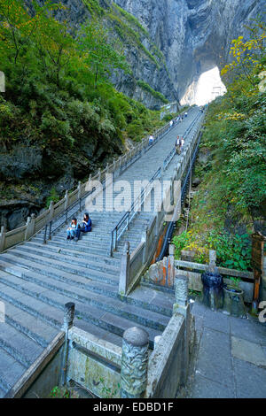 Steile Treppe mit 900 Stufen zu Heaven's Gate, Tianmen Höhle, der weltweit größten natürlichen Wasser erodiert Höhle Stockfoto