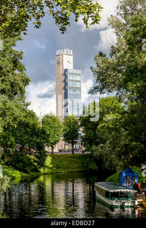 Pilsetas Kanal mit Turm, Uhr und Schriftzug auf dem Gebäude von Riga Central Station, Rigas Centrala Stacija, Riga, Lettland Stockfoto