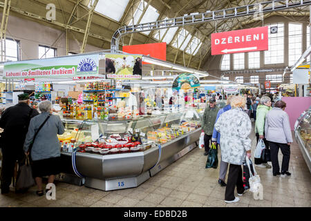Steht in der Market Hall, Rigaer Zentralmarkt, Riga, Lettland Stockfoto