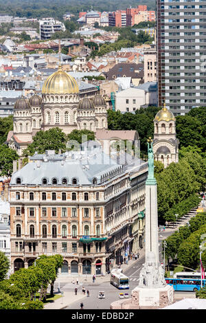 Blick von St.-Petri Kirche auf dem Freiheitsdenkmal mit der Geburt Christi Kathedrale, Riga, Lettland Stockfoto