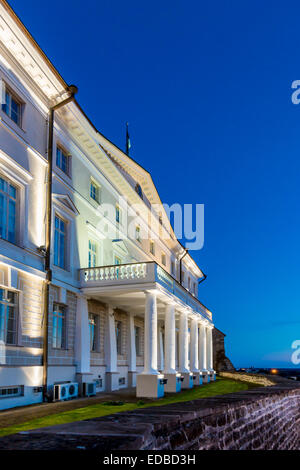 Stenbock House oder Stenbocki Maja, der Sitz der estnischen Regierung, in der blauen Stunde, Tallinn, Estland Stockfoto