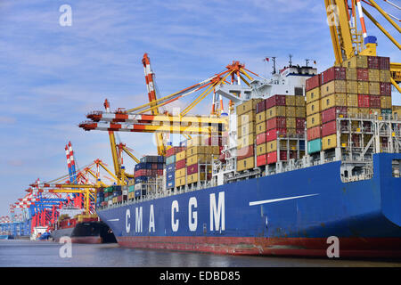 Containerschiff und Portalkrane, Stromkaje Kai Wilhelm Kaisen-Terminal, Container Terminal Bremerhaven, Bremerhaven, Bremen Stockfoto