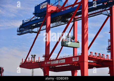 Portalkran, Kai, Wilhelm Kaisen-Terminal, Container Terminal Bremerhaven, Bremerhaven, Bremen, Deutschland Stockfoto