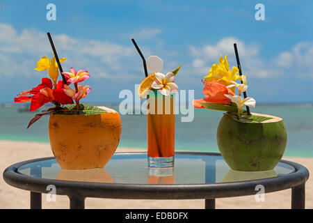 Cocktails in Kokosnüssen, Mauritius serviert Stockfoto