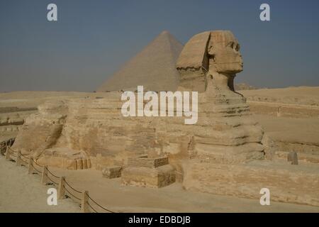 Sphinx oder große Sphinx von Gizeh, Löwen mit einem Menschenkopf, gebaut in der 4. ägyptische Dynastie um 2700 v. Chr. an der Stockfoto
