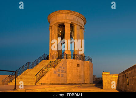 Siege Bell Memorial, in der Nacht, Valletta, Malta Stockfoto