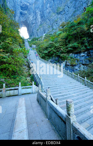 Steile Treppe mit 900 Stufen zu Heaven's Gate, Tianmen Höhle, der weltweit größten natürlichen Wasser erodiert Höhle Stockfoto