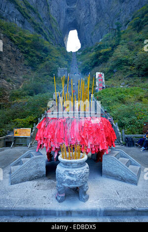 Heaven's Gate mit Gebetsfahnen an der Front, Tianmen Höhle, der weltweit größten natürlichen Wasser erodiert Höhle, Tianmen-Nationalpark Stockfoto